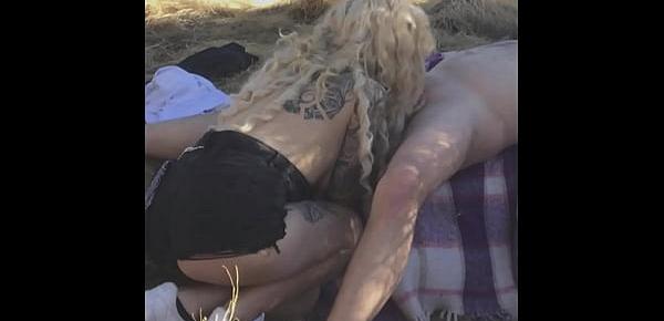  fucked young babe outdoors in park